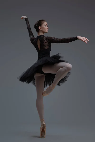 A stúdióban táncoló női művész visszapillantása — Stock Fotó