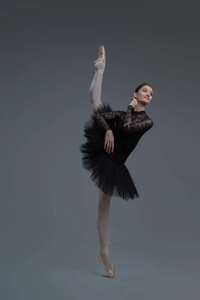 Graciosa bailarina dançarina com as pernas afastadas — Fotografia de Stock