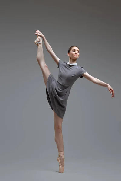 Atractiva bailarina en vestido gris bailando dentro del estudio — Foto de Stock