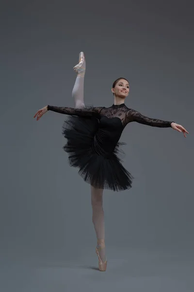 Kecses balerina táncos, széttett lábakkal. — Stock Fotó