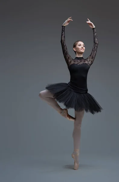 Vidám balerina ruhában táncol a stúdióban — Stock Fotó