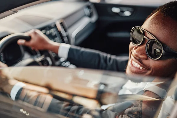 Joyful african american businessman inside of car — Stock Photo, Image