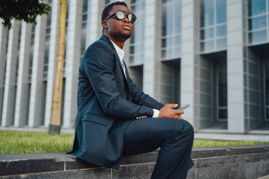 Cep telefonuyla Afrika kökenli başarılı bir iş adamı
