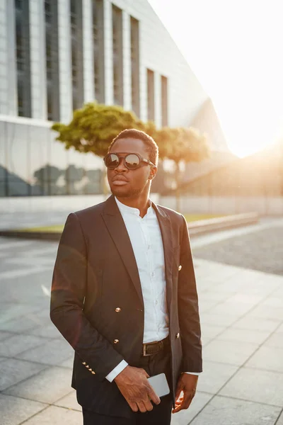 선글라스와 휴대 전화를 사용하는 아프리카 회사 직원 — 스톡 사진