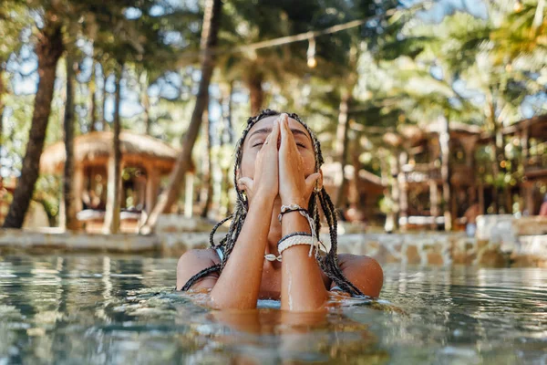 Mulher desfrutando de natação na piscina no hotel bali — Fotografia de Stock