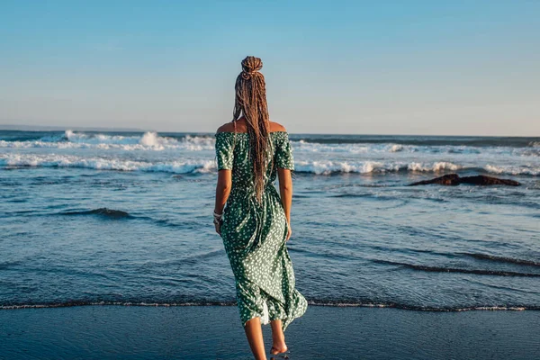 穿着衣服的女人和穿着芭蕾的海景的反观 — 图库照片