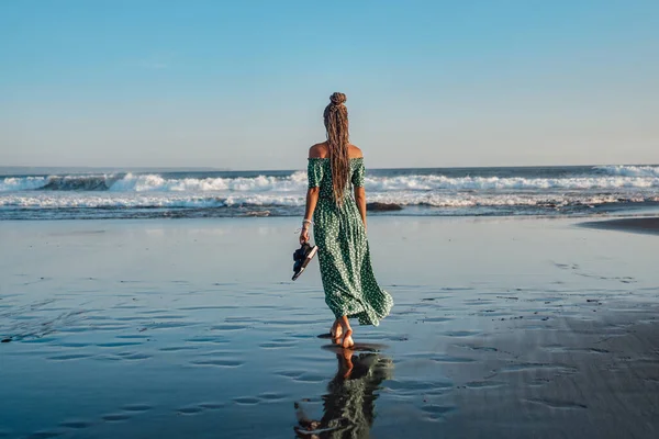 Rückansicht einer Frau im Kleid gegen das Meer in Bali — Stockfoto