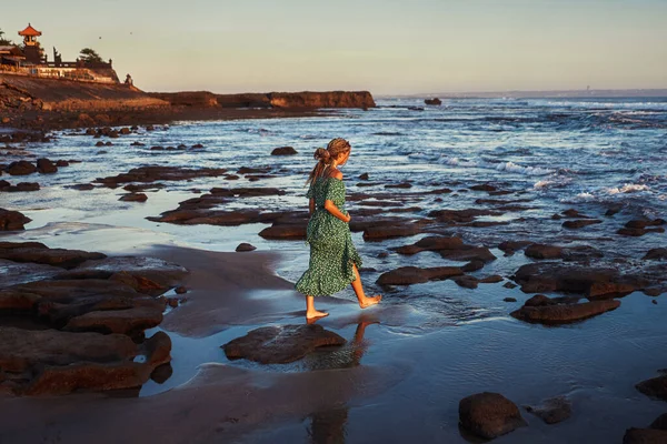 日没時にバリのビーチを歩く女性 — ストック写真