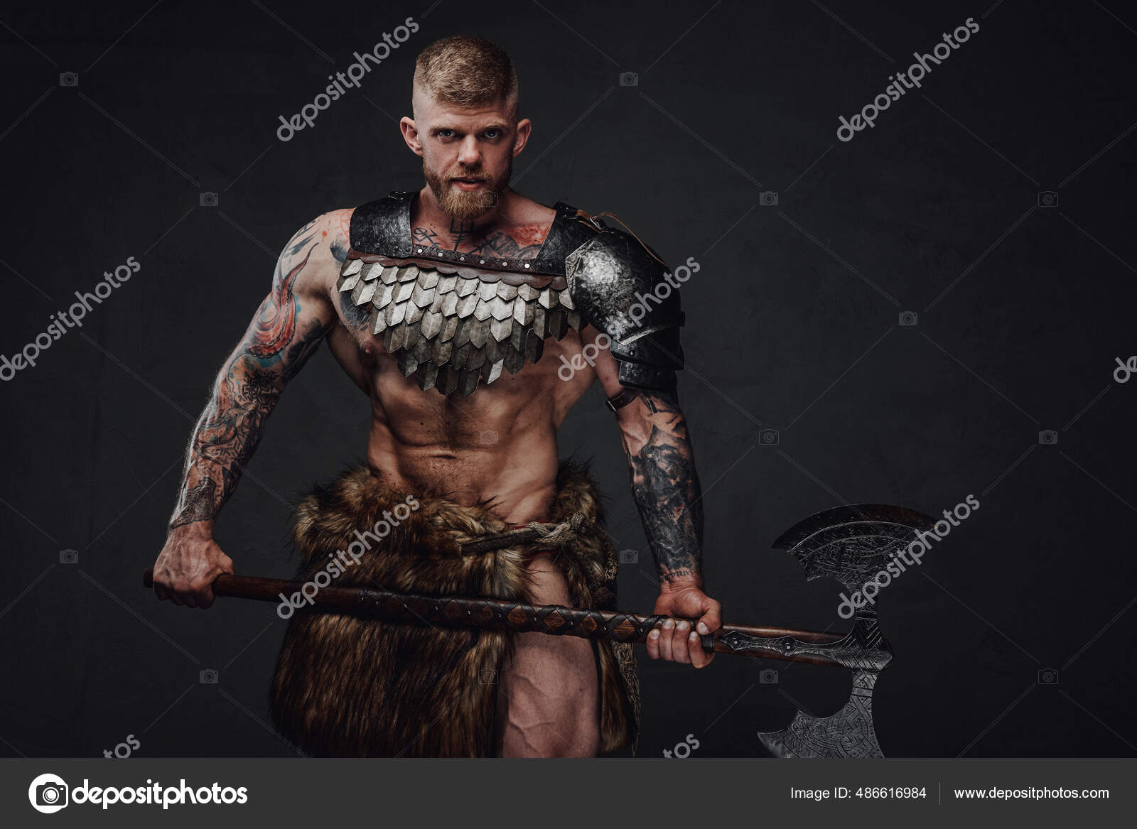 어두운 작업실에서 가벼운 갑옷을 입고 두 손으로 도끼를 들고 있는 잔인 한 문신을 한 전사 — 스톡 사진 © fxquadro  #486616984, image size:1600x1167