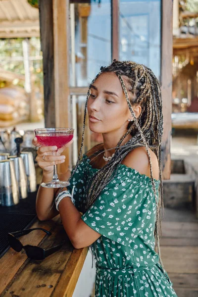 Donna attraente con cocktail vicino al bancone del bar — Foto Stock