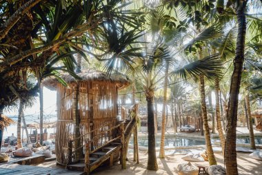 Yüzme havuzu ve küçük evleri olan bir bali oteli fotoğrafı.