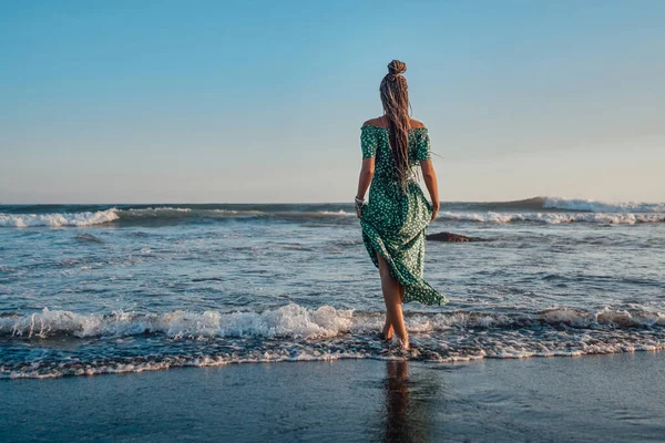 バリの海に対するドレスの女性の背景 — ストック写真