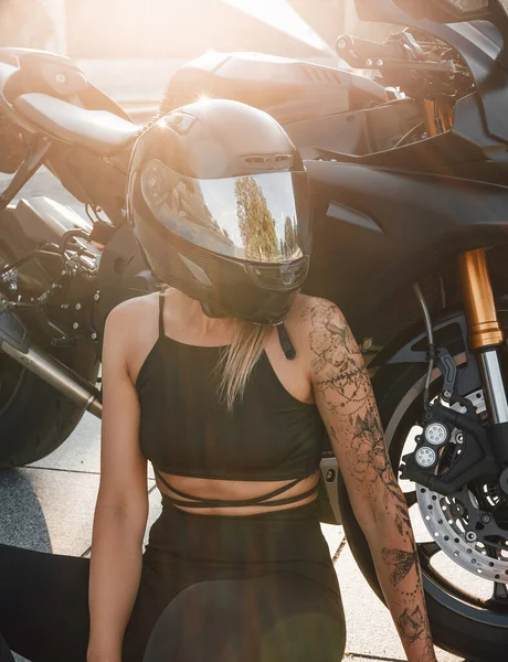 ヘルメットとバイクが離れて見ている女性のショット — ストック写真