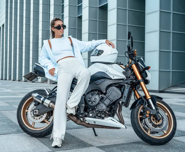 Femme motard détendue avec sa moto moderne blanche — Photo