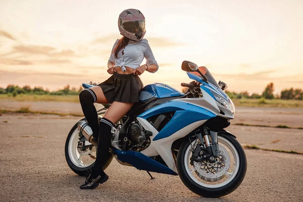 Female motorcyclist and modern motorbike on country road — Stock Photo, Image