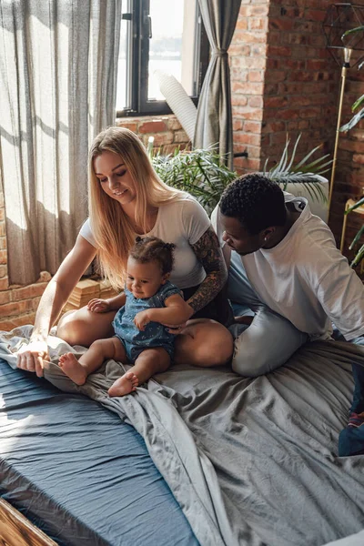 Multiethnisches Paar und ihr Baby haben Spaß zu Hause — Stockfoto