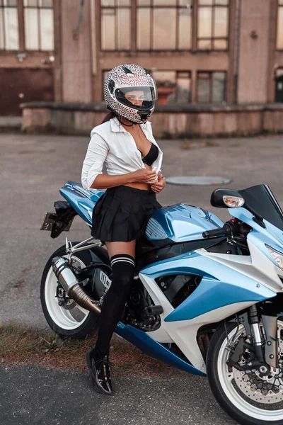 Seductive woman biker posing on motorbike on country road — Stock Photo, Image