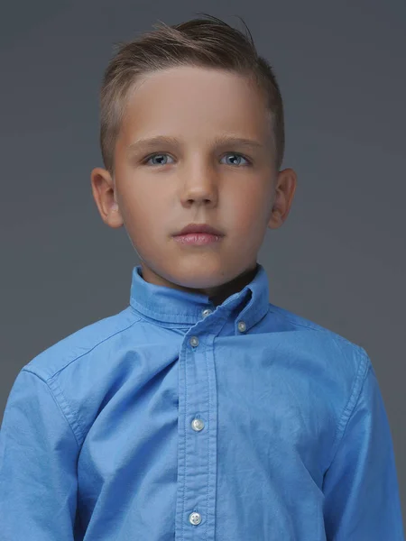 Retrato de niño preescolar sobre fondo gris — Foto de Stock