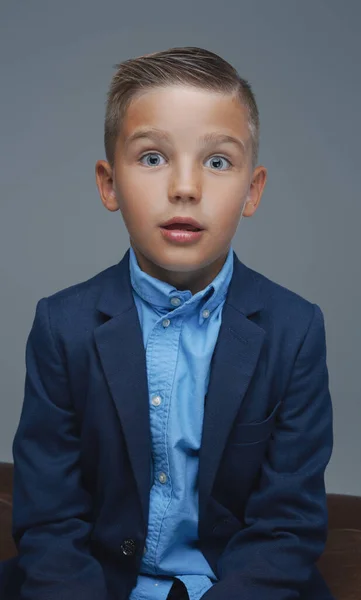 Adorable niño preescolar vestido de traje con la cara asombrada —  Fotos de Stock