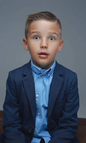 Adorável menino pré-escolar vestido em terno com rosto espantado — Fotografia de Stock