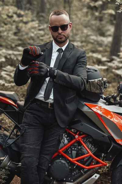 夏の森の中で身を守る手袋をしているビジネスマン — ストック写真