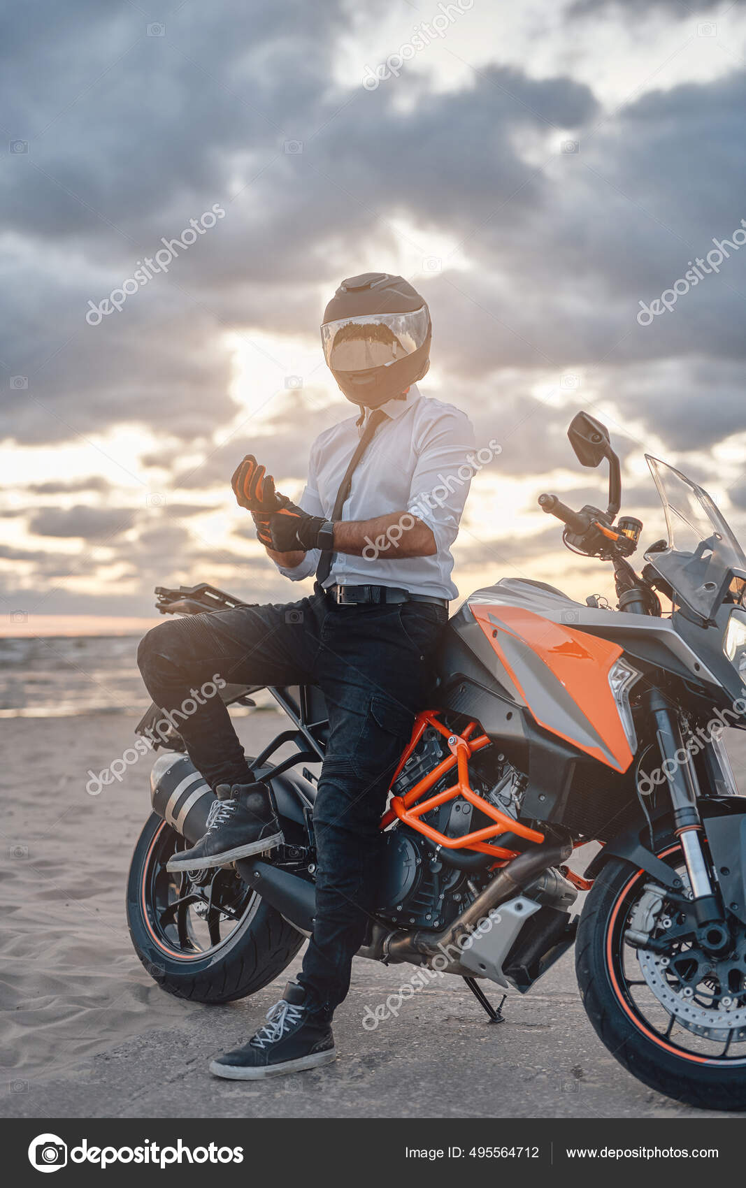 Motard confiant en chemise blanche et casque avec moto — Photo de