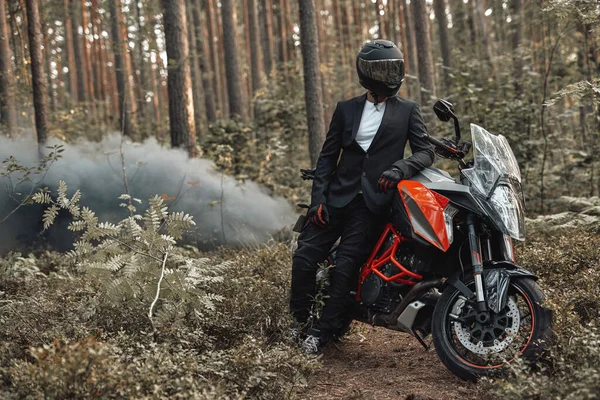 スモークで森に対して自転車でポーズのスーツでクールなバイカー — ストック写真