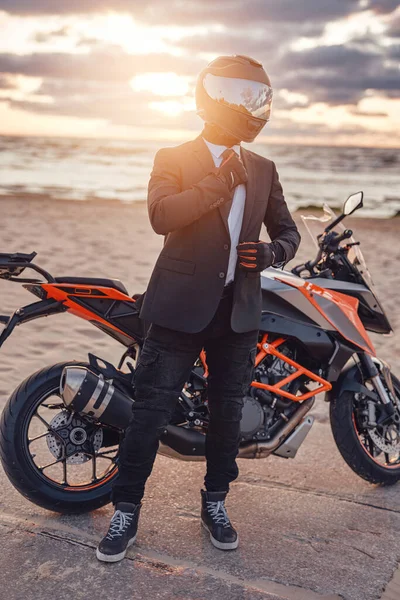 Empresário ativo com moto esportiva moderna na praia — Fotografia de Stock