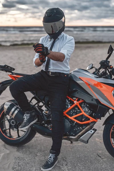 Fiducioso motociclista in camicia bianca e casco con moto — Foto Stock