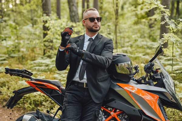 Uomo d'affari indossa guanti protettivi in posa nella foresta estiva — Foto Stock