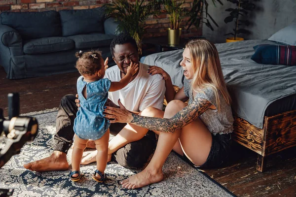 Feliz família de raça mista se divertindo juntos em casa — Fotografia de Stock