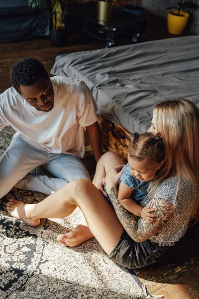 Fröhliche multiethnische Familie und ihre Freizeit zu Hause — Stockfoto