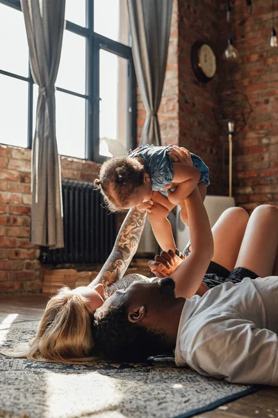 Vielethnisch glückliche Familie mit zwei Eltern und Tochter — Stockfoto