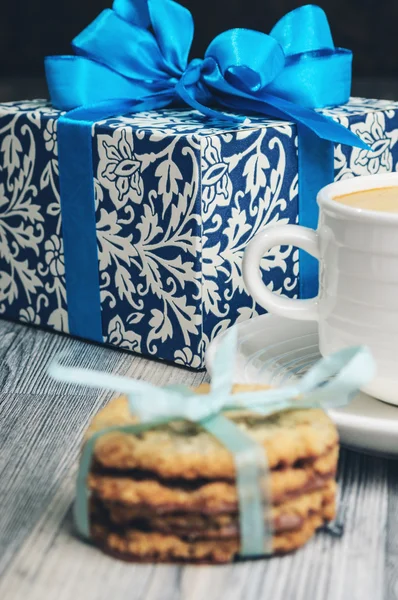 青パターン ボックスとクッキーと白いカップ — ストック写真