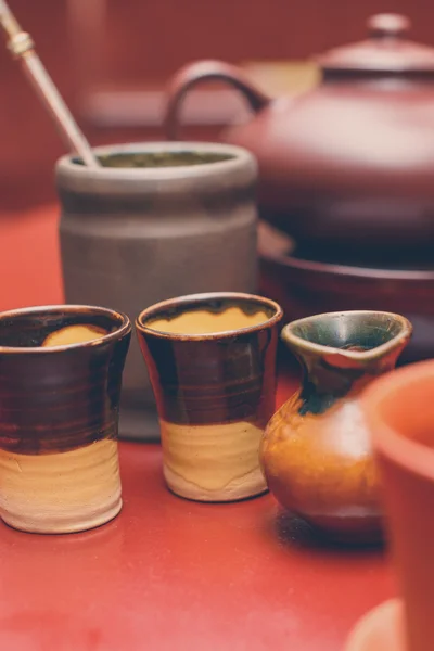 Vasos de tiro de arcilla y otros utensilios de mesa —  Fotos de Stock