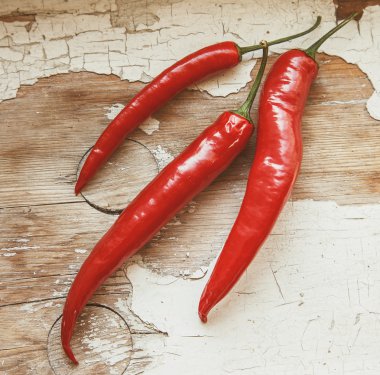 Masanın üzerine kırmızı biber