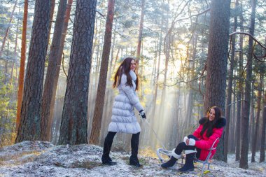 iki kız kış orman.