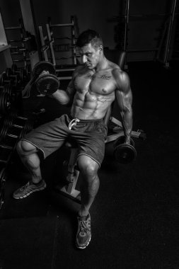 sıcak vücut geliştirmeci bulding onun pazı up olduğunu