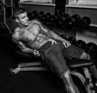 Bir spor salonu rahatlatıcı sporcu