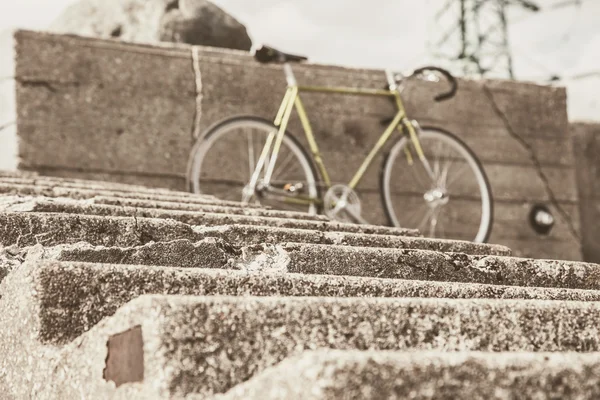 Fahrrad in der Natur hinter der Leiter — Stockfoto