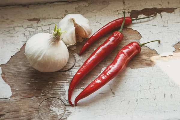 Pimienta y ajo sobre la mesa — Foto de Stock