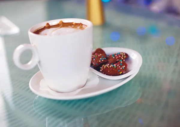 Delicios Kaffee und ein paar Süßigkeiten — Stockfoto