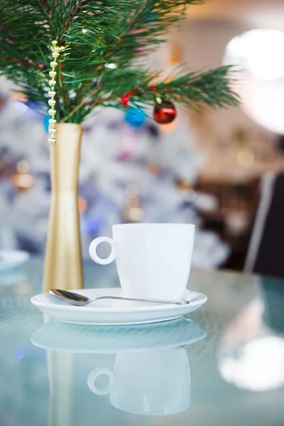 Kopp med kaffe i Restourant.Christmas tid. — Stockfoto