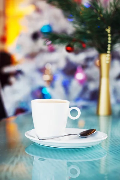 Cup met koffie in de Restourant.Christmas tijd. — Stockfoto