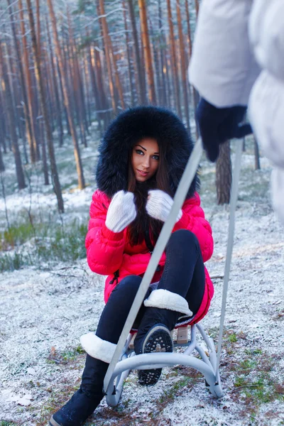 A menina em um passeio na floresta de inverno — Fotografia de Stock