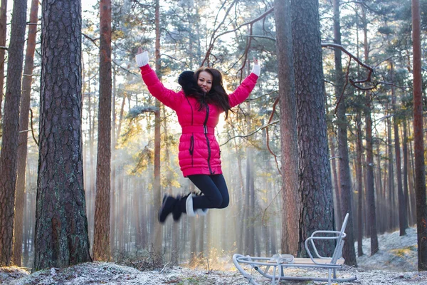 Tyttö kävelyllä talvella puu — kuvapankkivalokuva