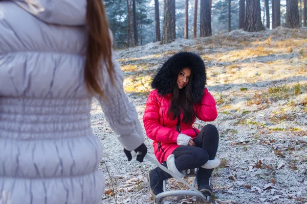 Flicka i röd jacka gå i en skog — Stockfoto