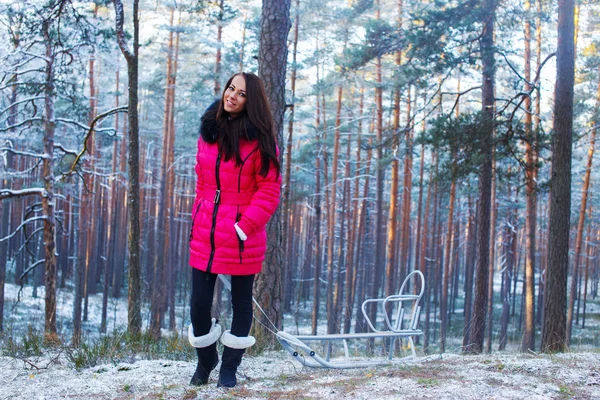 De meisjes op een wandeling in het bos van de winter — Stockfoto