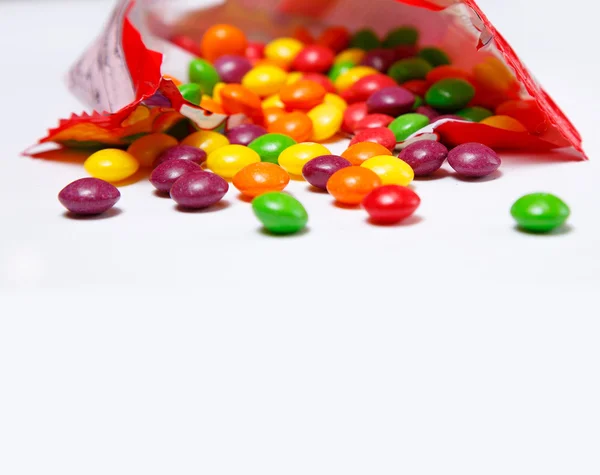 Pacote aberto com skittles nele — Fotografia de Stock