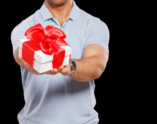 Miły człowiek trzyma mały prezent — Zdjęcie stockowe